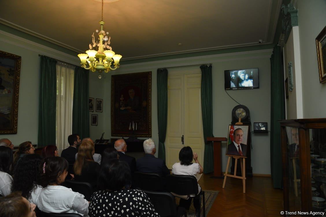 В Доме-музее Самеда Вургуна прошел вечер, посвященный 100-летию со дня рождения великого лидера Гейдара Алиева (ФОТО)