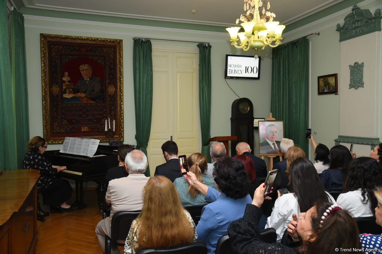 В Доме-музее Самеда Вургуна прошел вечер, посвященный 100-летию со дня рождения великого лидера Гейдара Алиева (ФОТО)