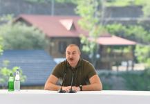 Президент Ильхам Алиев встретился с населением, вернувшимся в город Лачин, вручил им ключи от домов (ФОТО/ВИДЕО)
