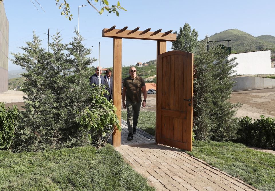 Президент Ильхам Алиев открыл в Лачине вывеску на улице 1 Декабря, ознакомился с отреставрированным домом (ФОТО/ВИДЕО)