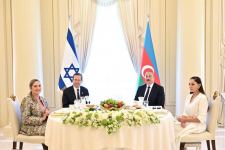 От имени Президента Ильхама Алиева и Первой леди Мехрибан Алиевой дан официальный ланч в честь Президента Ицхака Герцога и Первой леди Михаль Герцог (ФОТО)