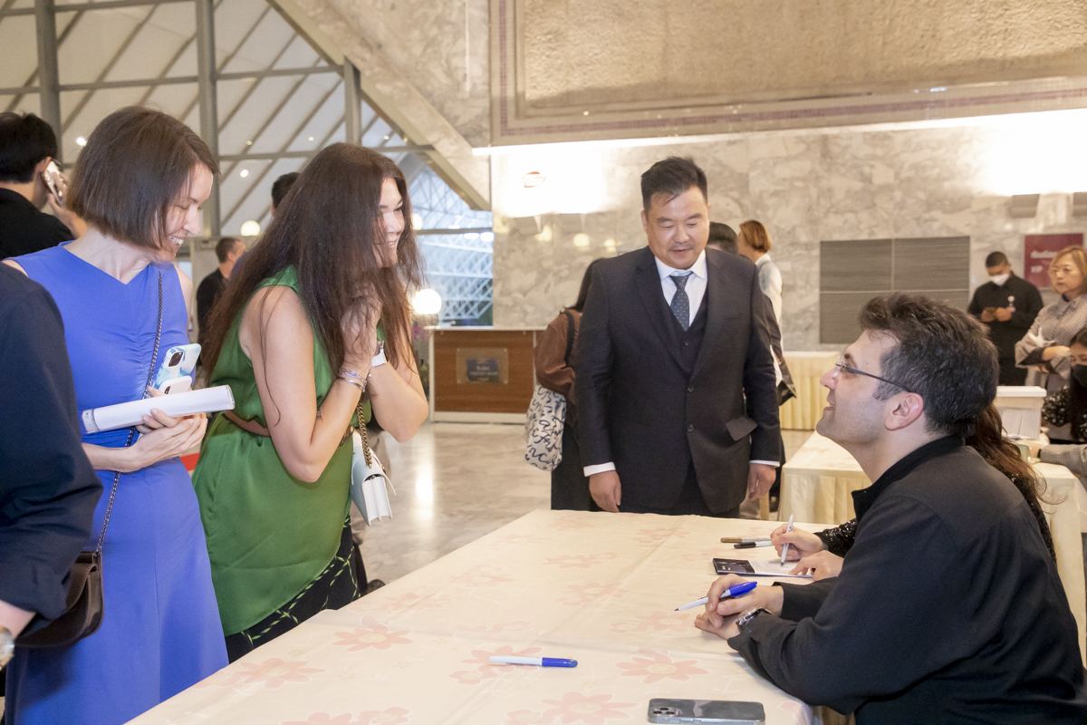 Королевский Бангкокский симфонический оркестр впервые выступил под управлением азербайджанского дирижера (ФОТО)