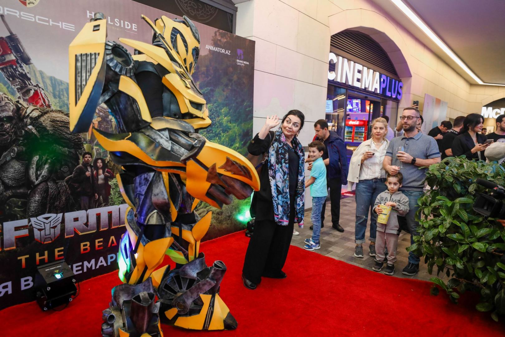 Новая часть фантастического боевика "Трансформеры" уже в Баку (ФОТО/ВИДЕО)