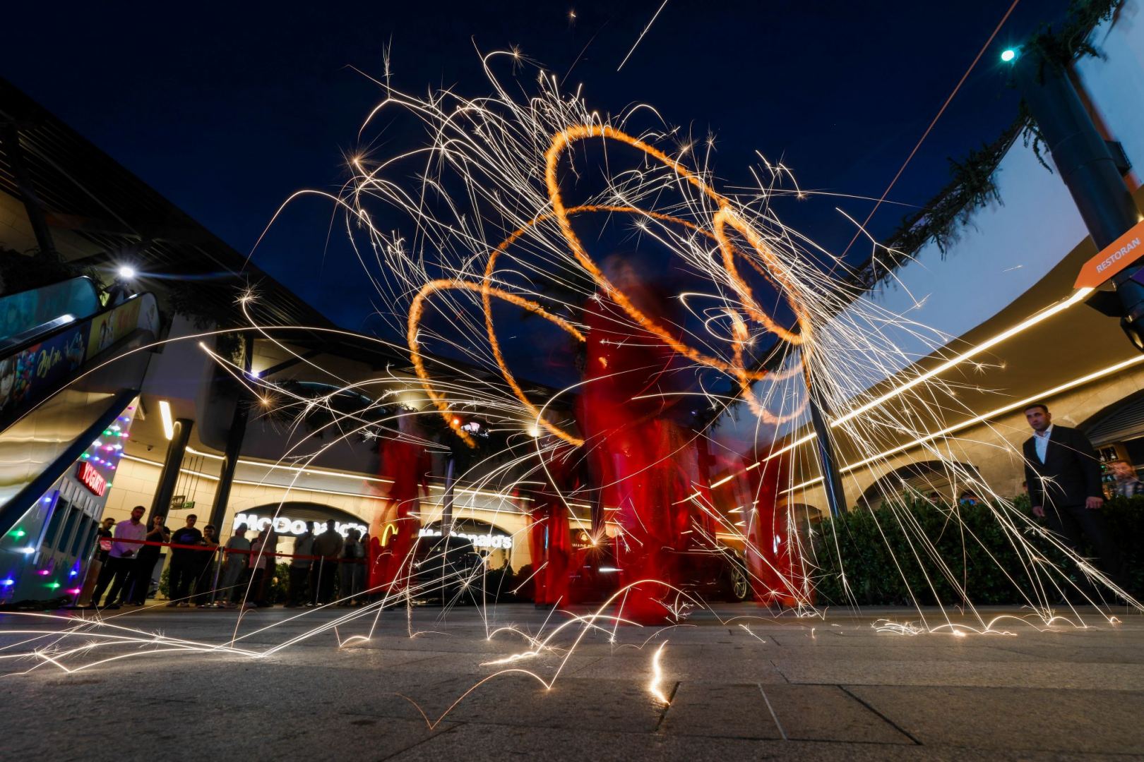 Новая часть фантастического боевика "Трансформеры" уже в Баку (ФОТО/ВИДЕО)