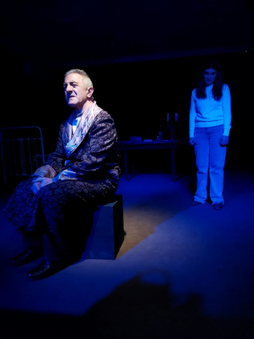 Комедия в Баку – стареющий артист, девушка-кокетка и надоедливый доктор (ФОТО)