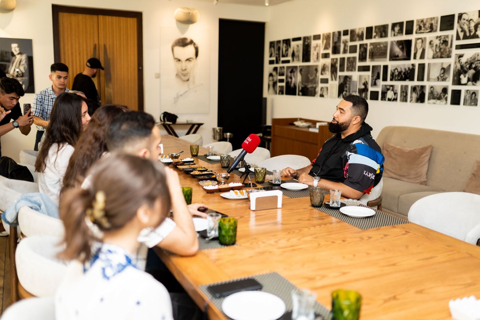 Jah Khalib рассказал о своей супруге-украинке и любви к Азербайджану.  В Sea Breeze Resort открылся сезон летних концертов (ФОТО)