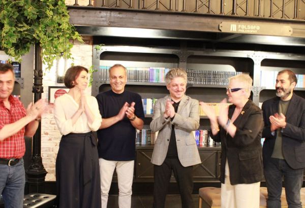 Уютное место в бакинском сквере...  "Максуд навсегда" (ФОТО)