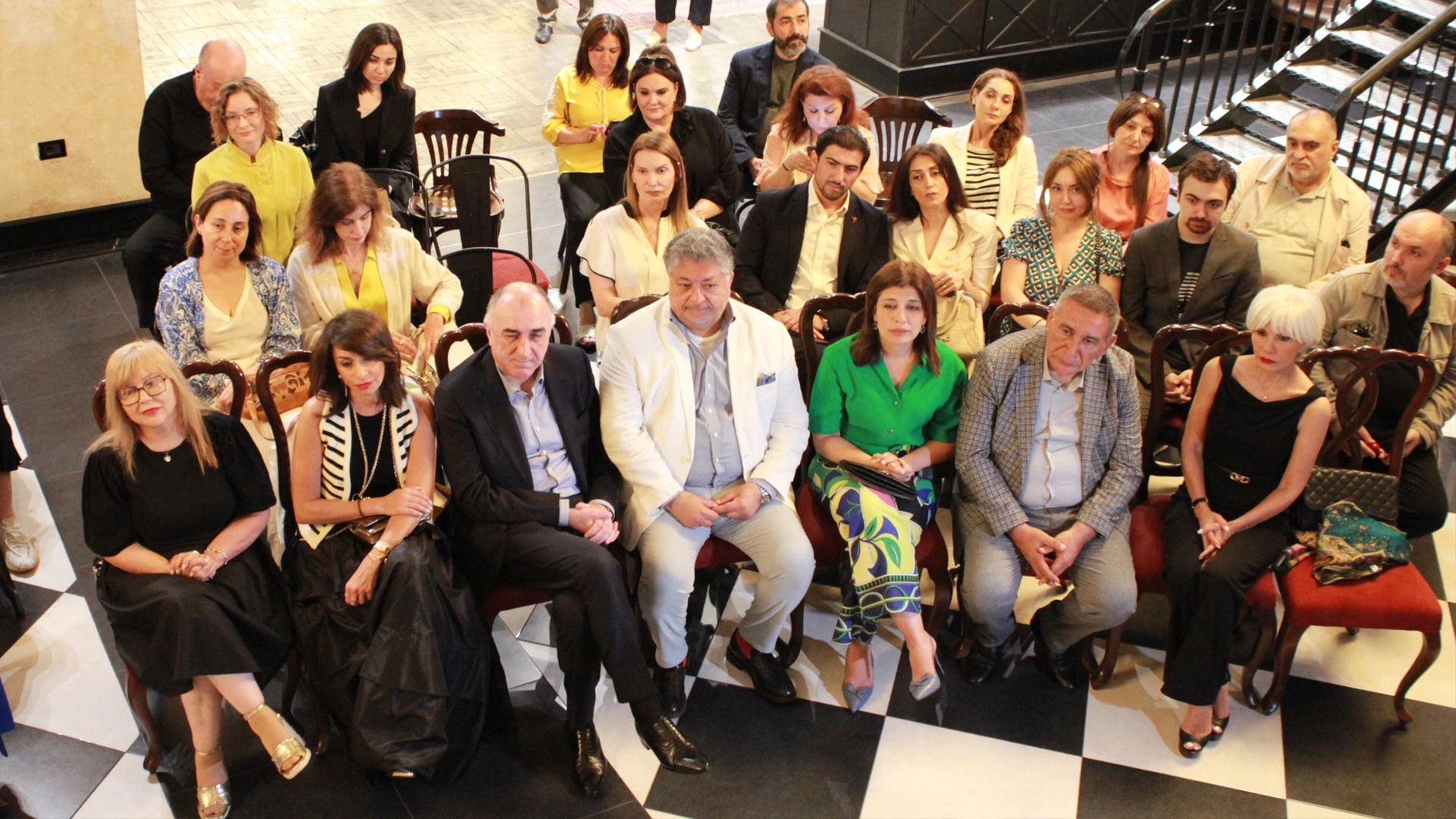 Уютное место в бакинском сквере...  "Максуд навсегда" (ФОТО)