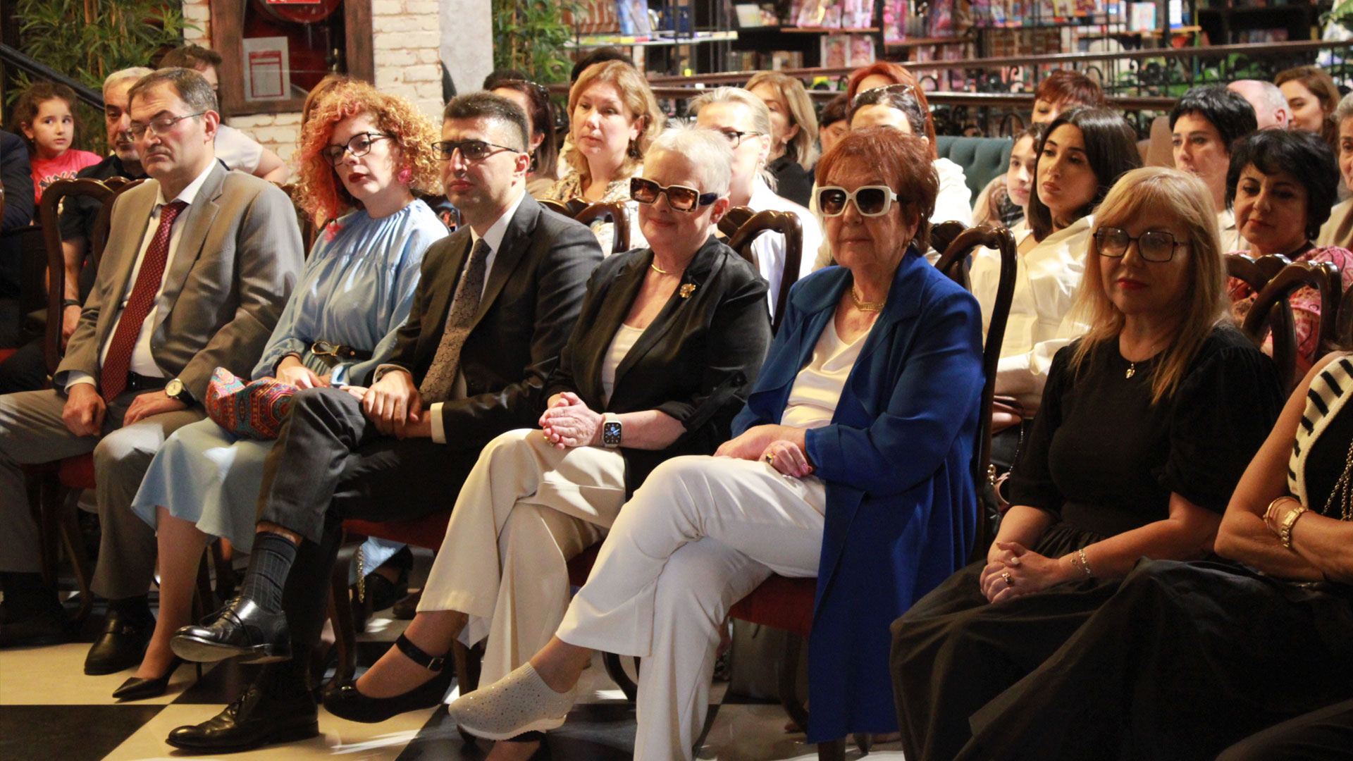 Уютное место в бакинском сквере...  "Максуд навсегда" (ФОТО)