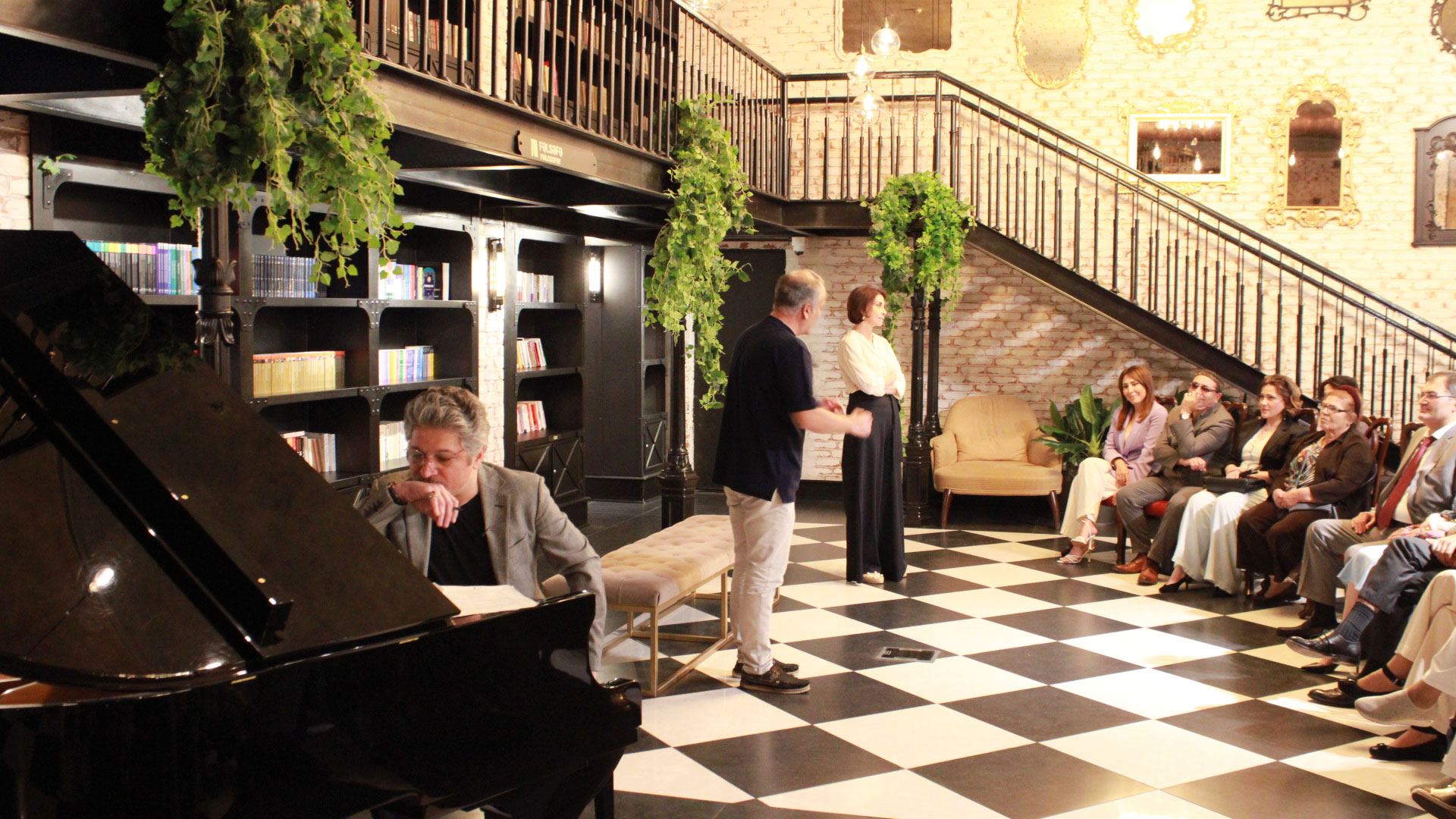 Уютное место в бакинском сквере...  "Максуд навсегда" (ФОТО)