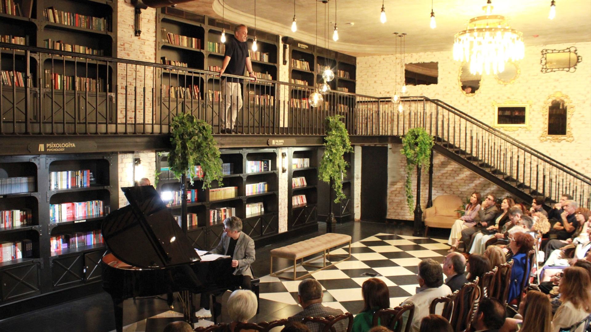 Уютное место в бакинском сквере...  "Максуд навсегда" (ФОТО)