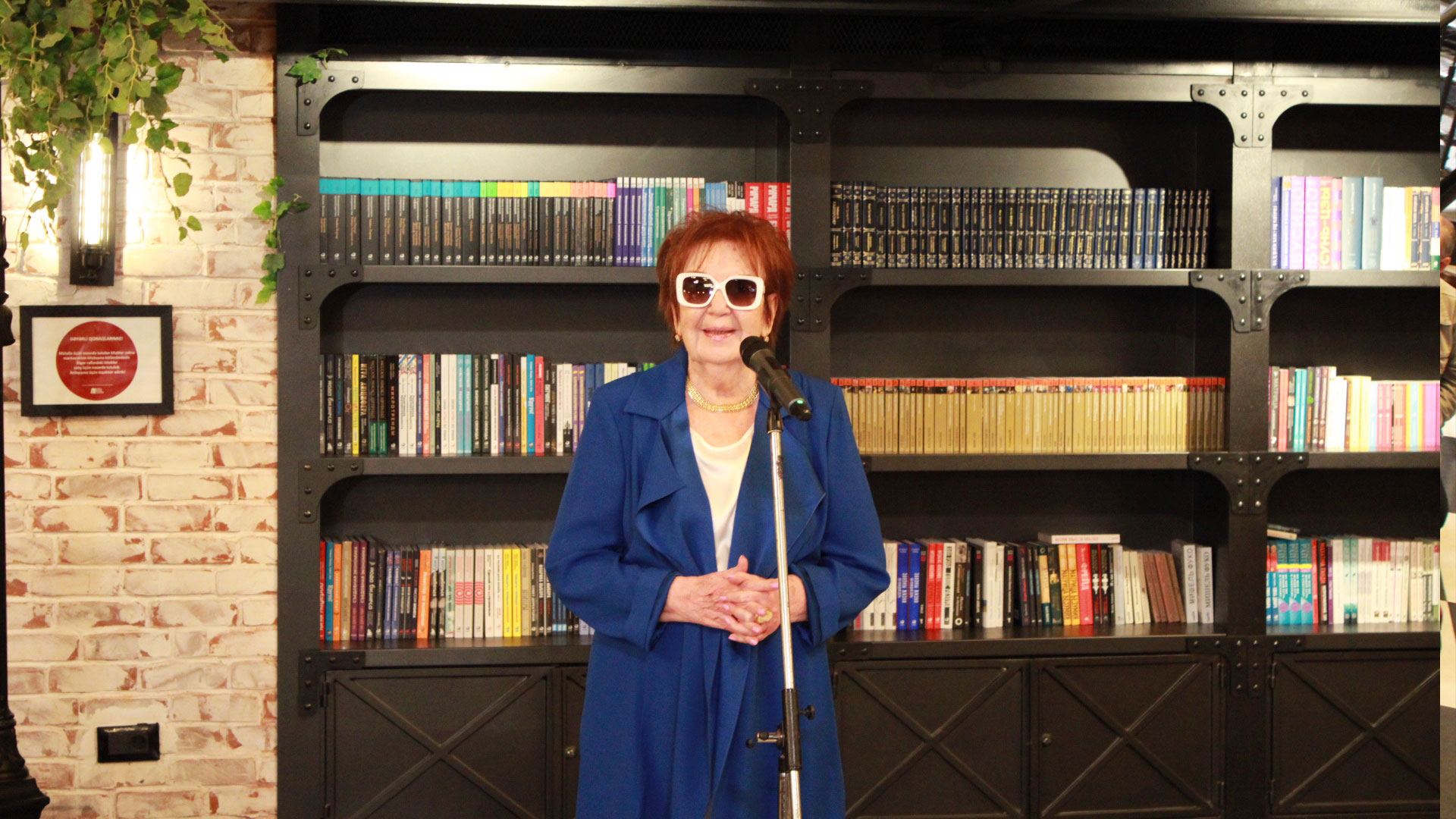 Уютное место в бакинском сквере...  "Максуд навсегда" (ФОТО)