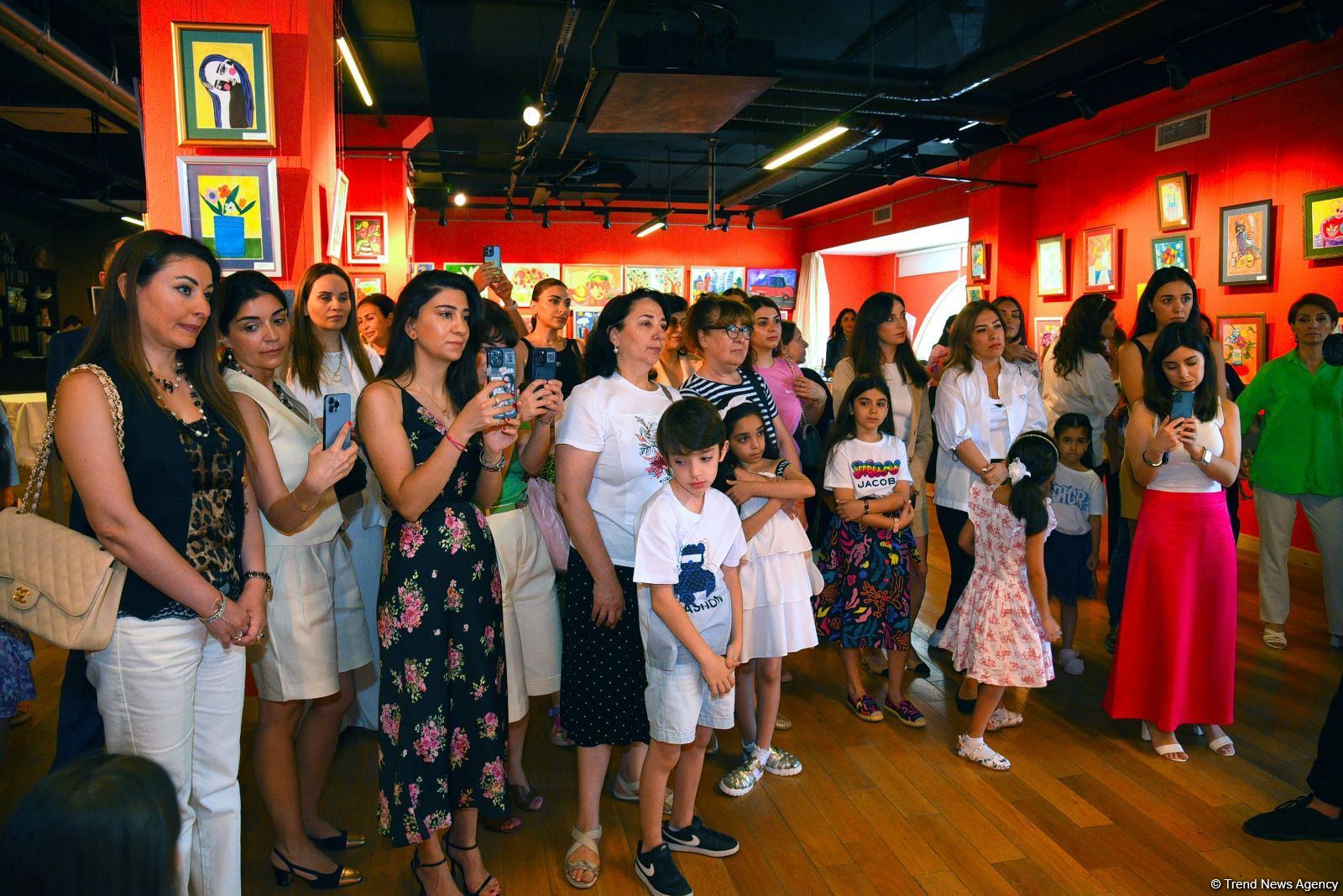 Увлекательное путешествие в мир красоты и фантазии – выставка работ учащихся Leonardo Art School Baku (ФОТО)