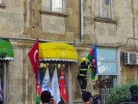 Кадры с места пожара в жилом здании в Баку (ФОТО/ВИДЕО)