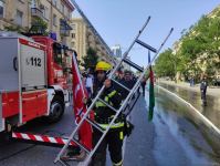 Кадры с места пожара в жилом здании в Баку (ФОТО/ВИДЕО)