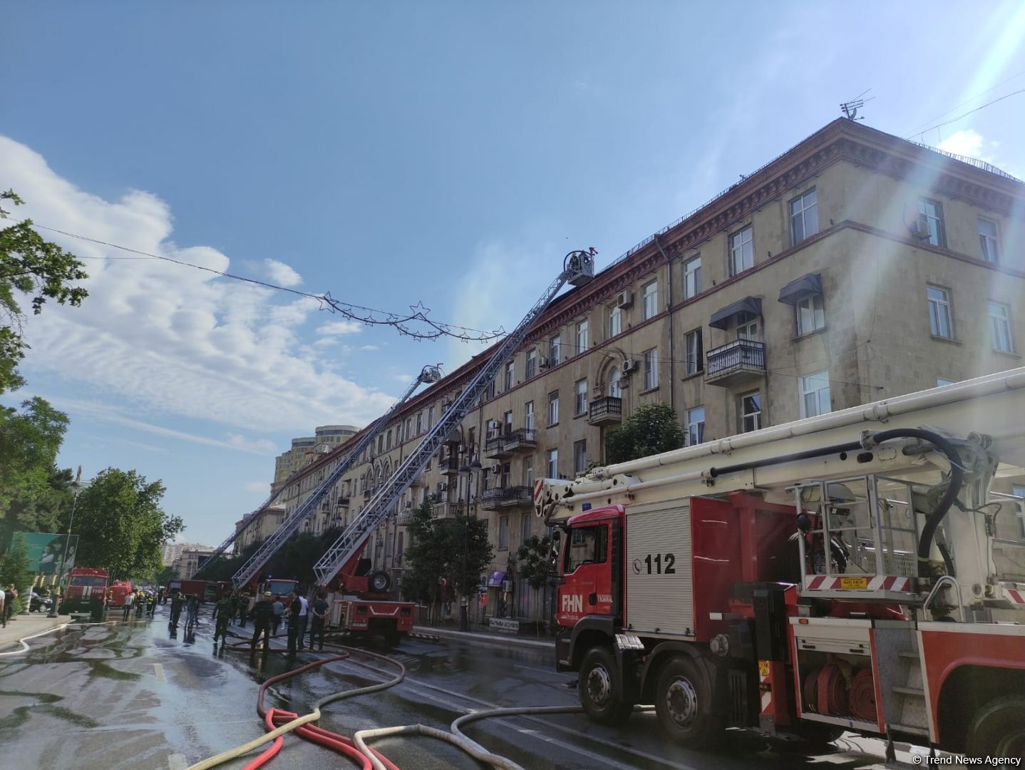 Кадры с места пожара в жилом здании в Баку (ФОТО/ВИДЕО)