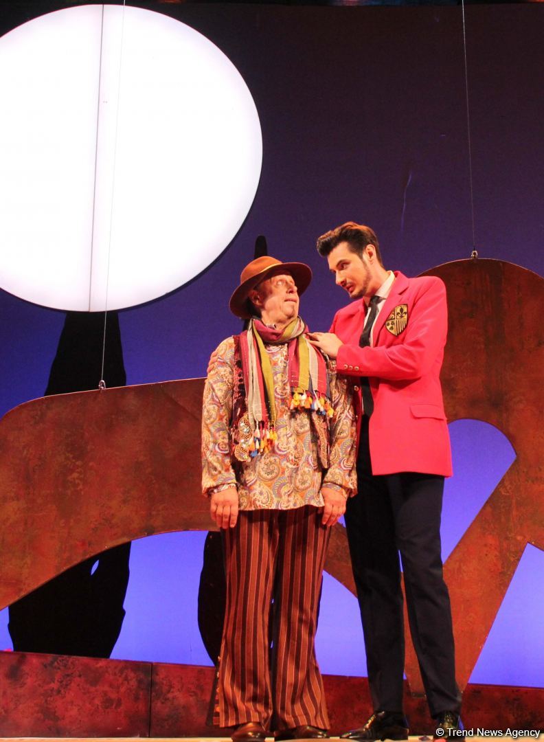 Российские актеры в Баку представили потрясающую новую версию мировой классики "Собака на сене" (ВИДЕО, ФОТО)