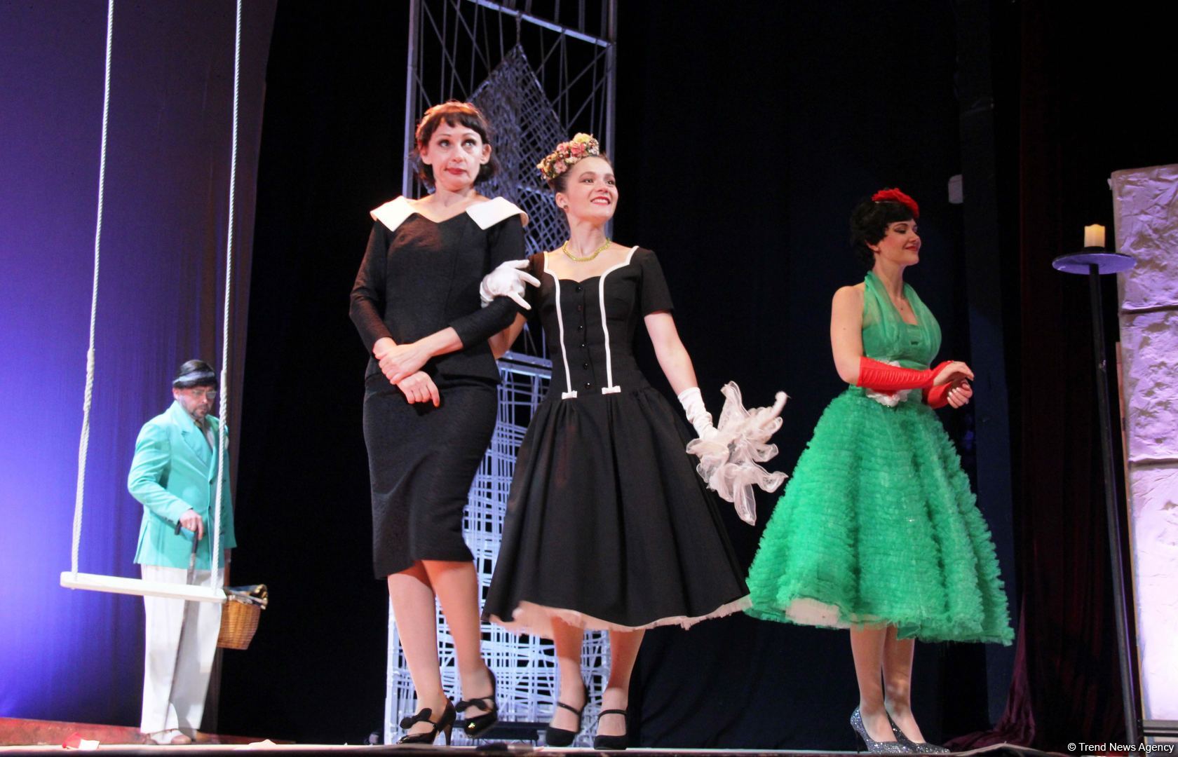 Российские актеры в Баку представили потрясающую новую версию мировой классики "Собака на сене" (ВИДЕО, ФОТО)