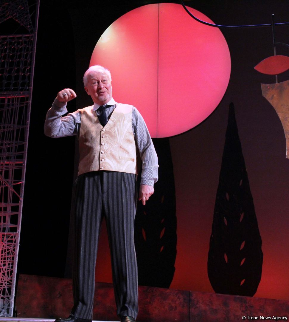 Российские актеры в Баку представили потрясающую новую версию мировой классики "Собака на сене" (ВИДЕО, ФОТО)