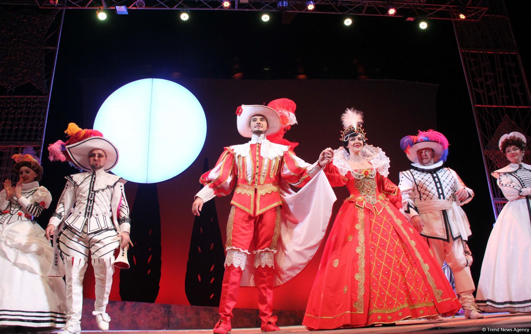 Российские актеры в Баку представили потрясающую новую версию мировой классики "Собака на сене" (ВИДЕО, ФОТО)