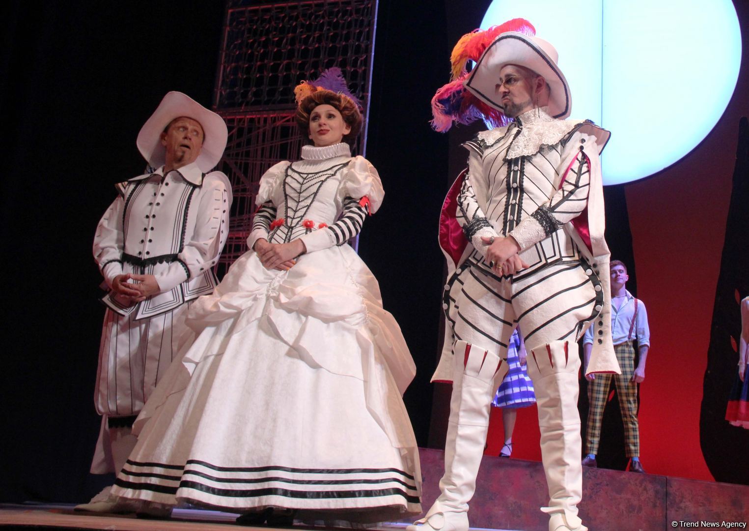 Российские актеры в Баку представили потрясающую новую версию мировой классики "Собака на сене" (ВИДЕО, ФОТО)