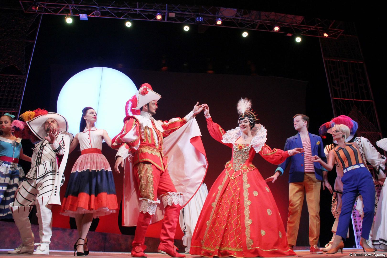 Российские актеры в Баку представили потрясающую новую версию мировой классики "Собака на сене" (ВИДЕО, ФОТО)