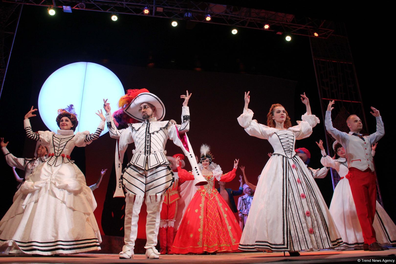 Российские актеры в Баку представили потрясающую новую версию мировой классики "Собака на сене" (ВИДЕО, ФОТО)