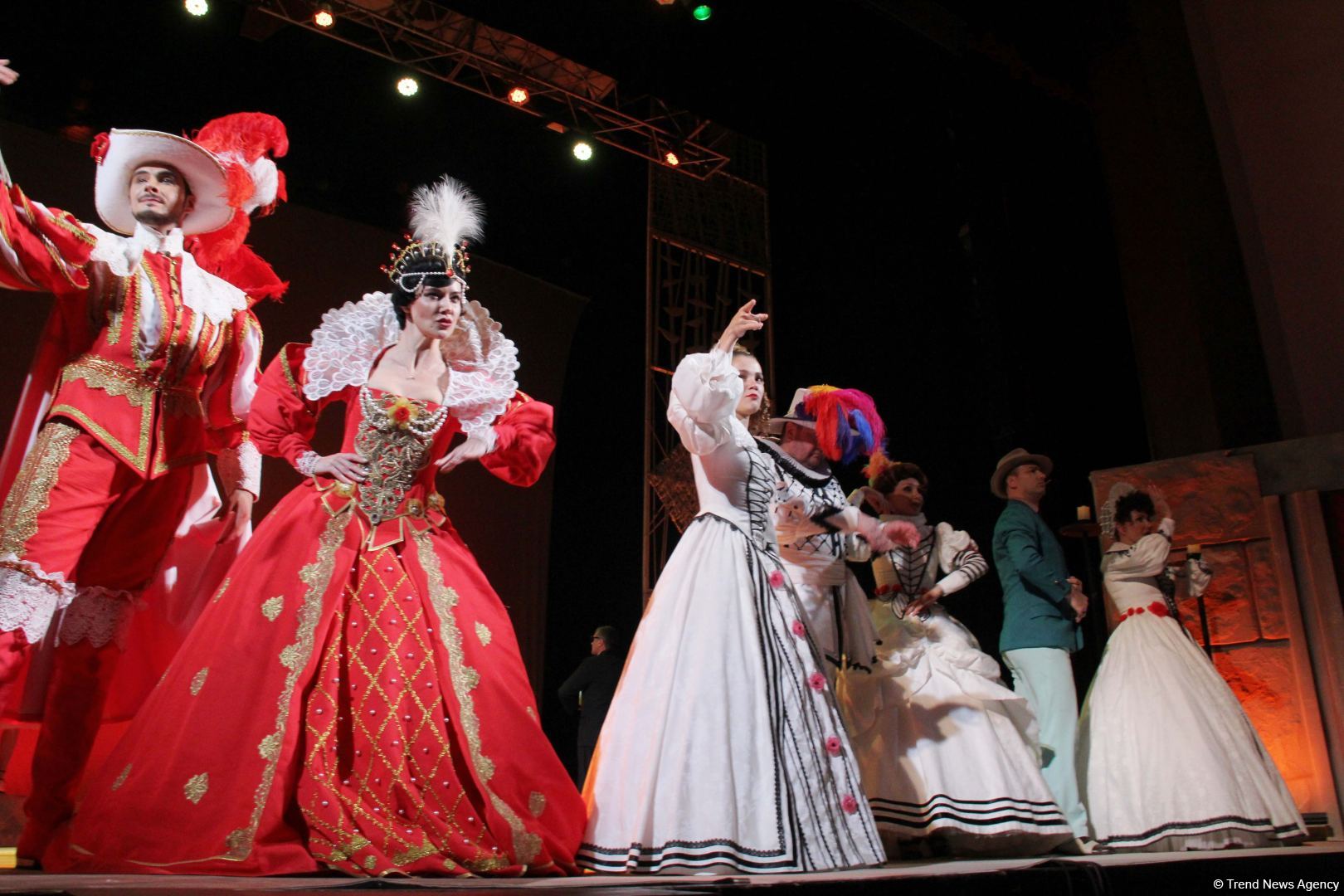 Российские актеры в Баку представили потрясающую новую версию мировой классики "Собака на сене" (ВИДЕО, ФОТО)