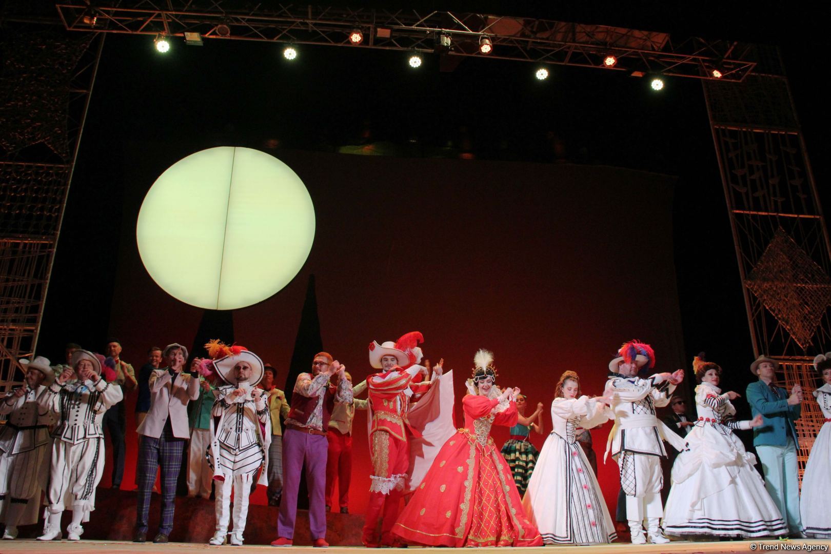 Российские актеры в Баку представили потрясающую новую версию мировой классики "Собака на сене" (ВИДЕО, ФОТО)