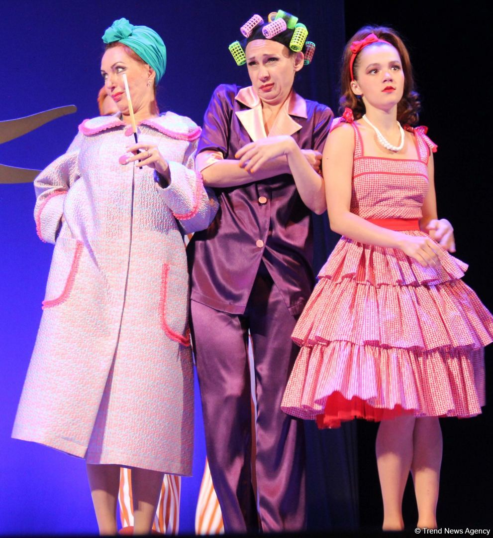 Российские актеры в Баку представили потрясающую новую версию мировой классики "Собака на сене" (ВИДЕО, ФОТО)