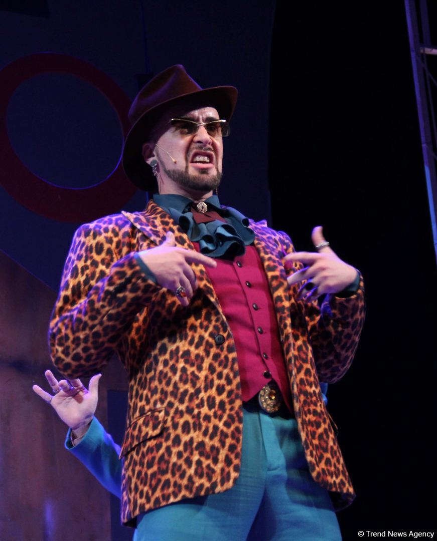 Российские актеры в Баку представили потрясающую новую версию мировой классики "Собака на сене" (ВИДЕО, ФОТО)