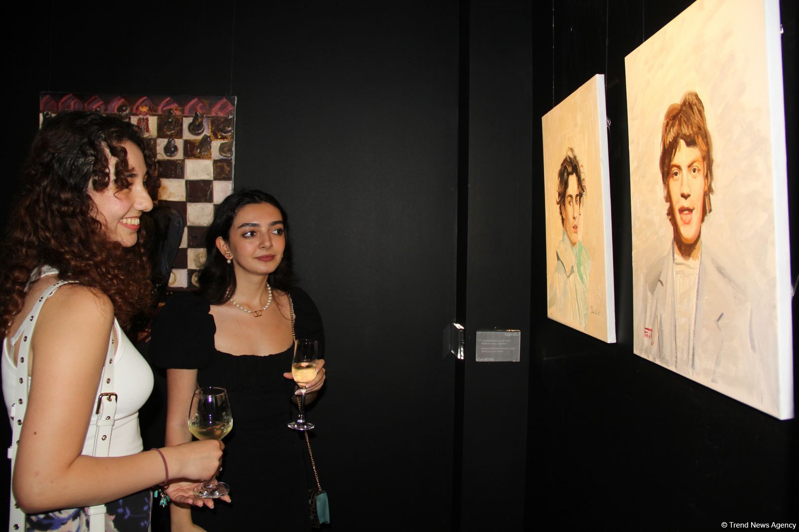 В QGallery открылась выставка Фарах Гаджизаде "Таинство света" (ФОТО)