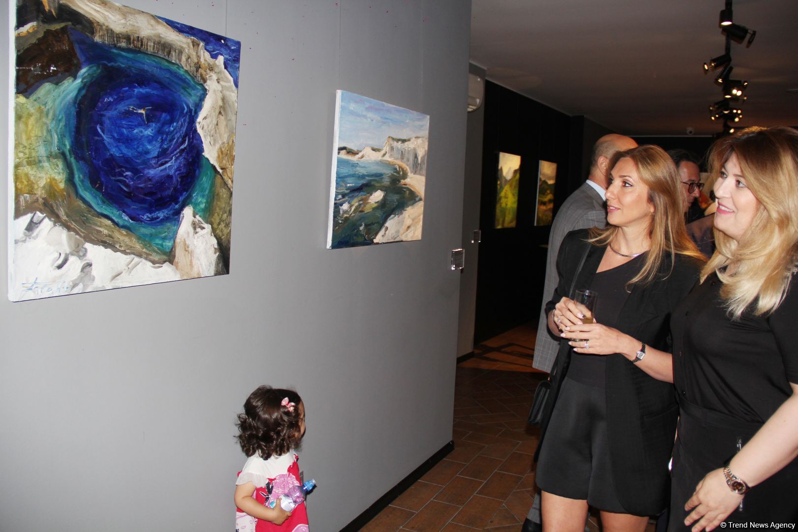 В QGallery открылась выставка Фарах Гаджизаде "Таинство света" (ФОТО)