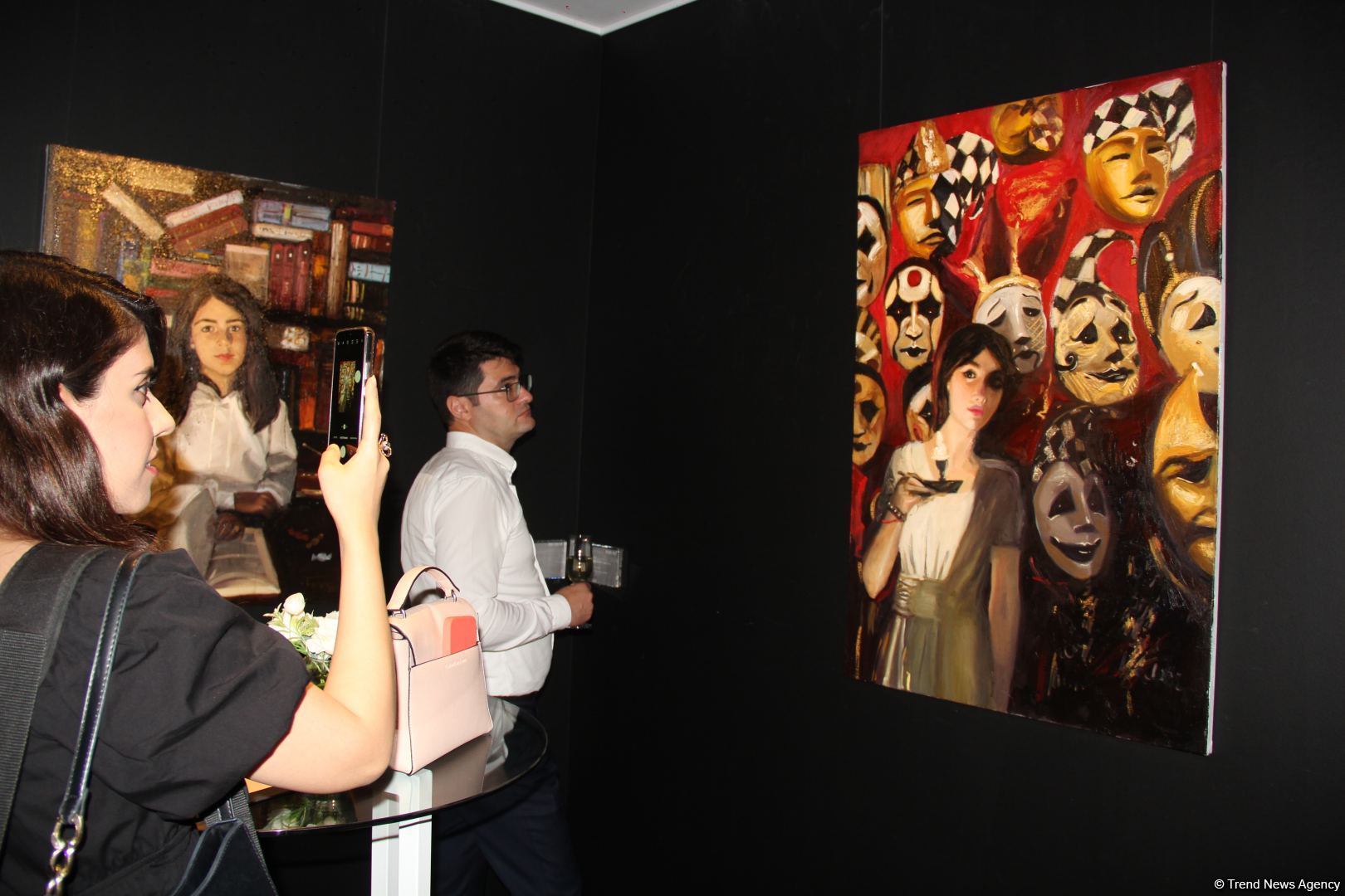 В QGallery открылась выставка Фарах Гаджизаде "Таинство света" (ФОТО)