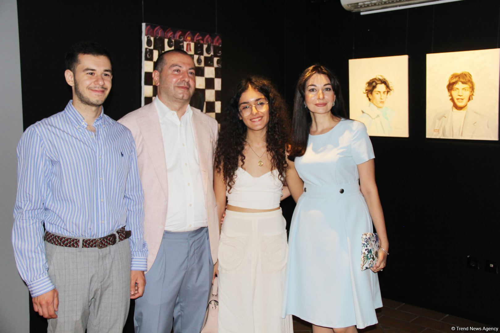 В QGallery открылась выставка Фарах Гаджизаде "Таинство света" (ФОТО)