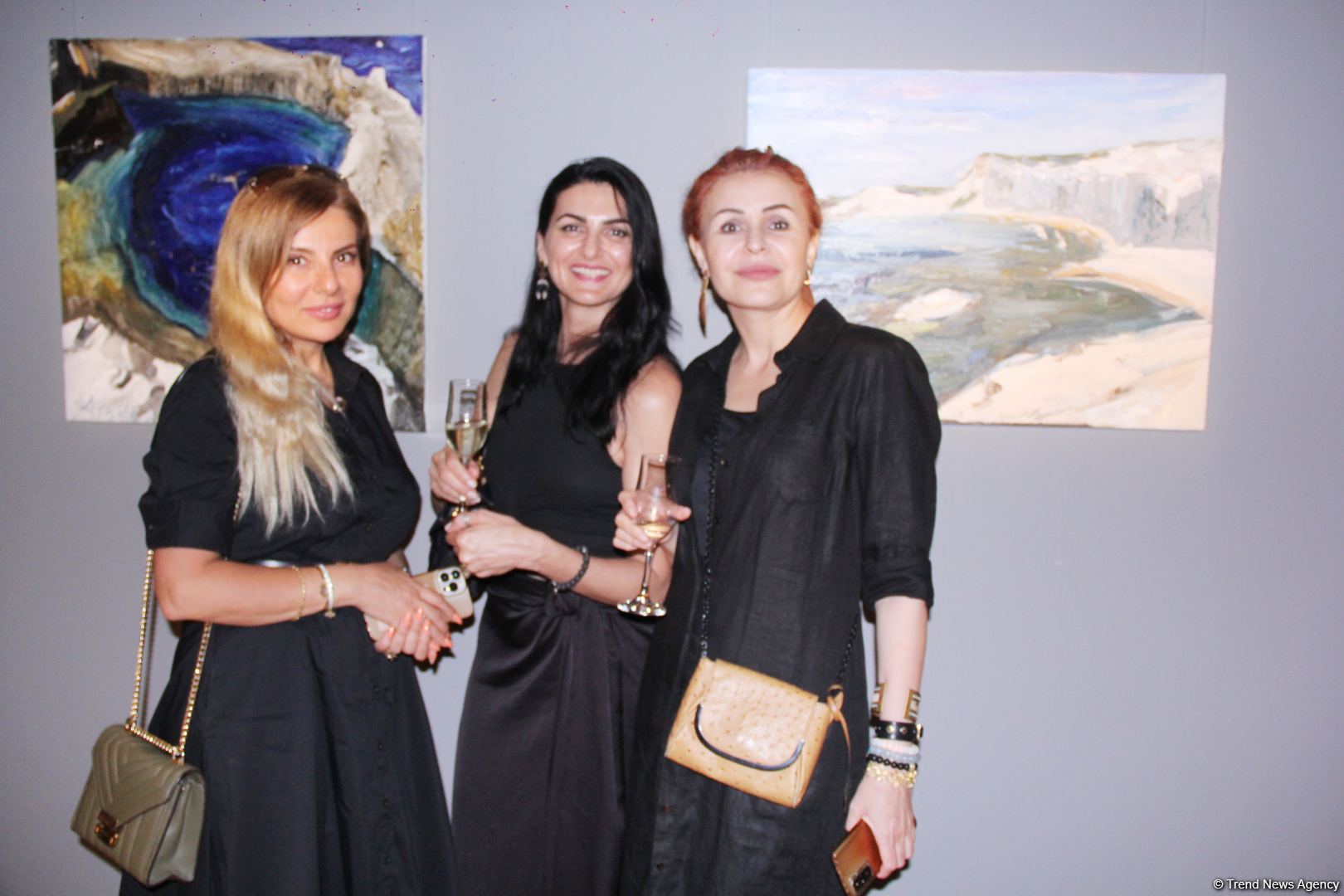 В QGallery открылась выставка Фарах Гаджизаде "Таинство света" (ФОТО)