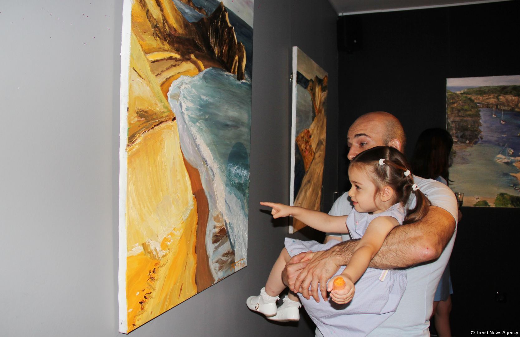 В QGallery открылась выставка Фарах Гаджизаде "Таинство света" (ФОТО)