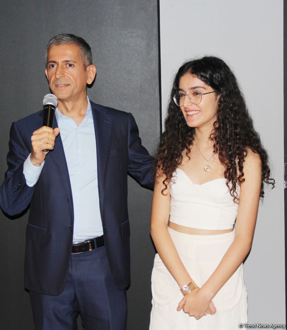 В QGallery открылась выставка Фарах Гаджизаде "Таинство света" (ФОТО)