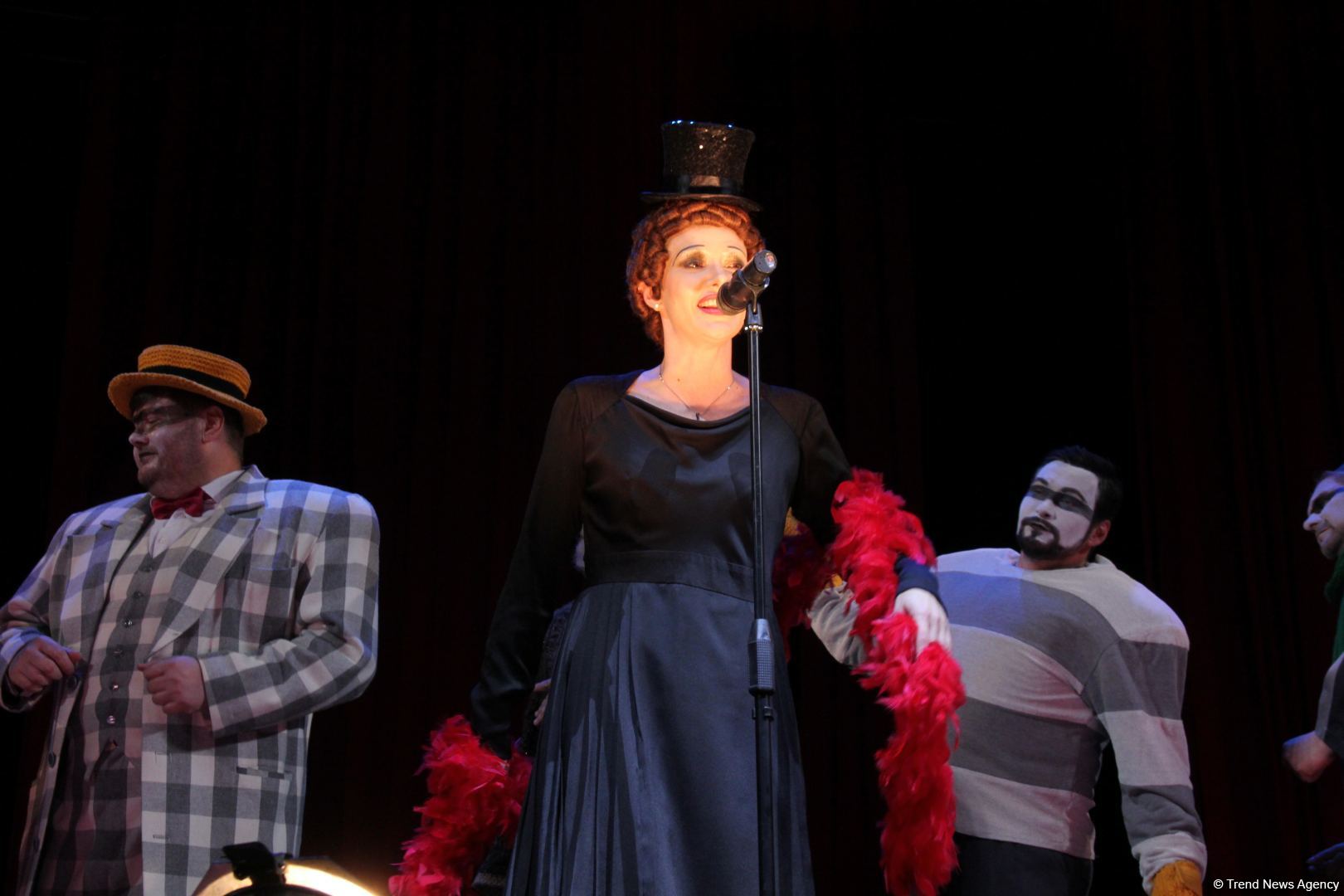 Фурор Натальи Овчинниковой на бакинской сцене в образе Эдит Пиаф – последние годы жизни великой актрисы (ФОТО)