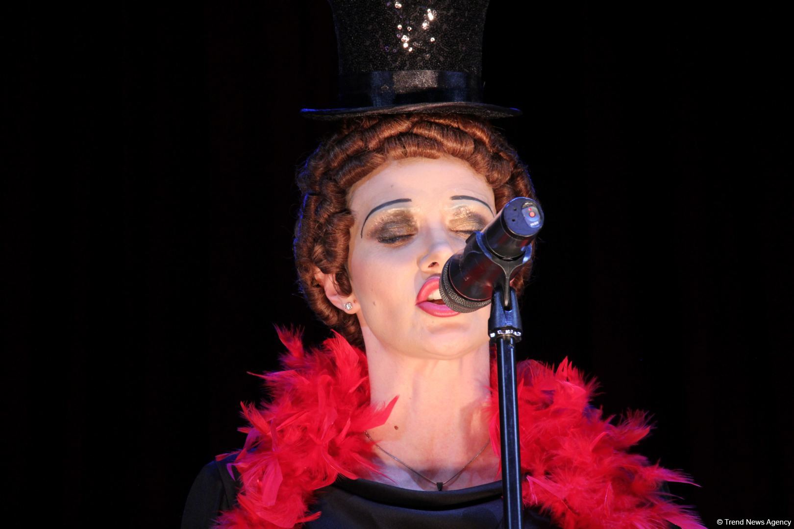 Фурор Натальи Овчинниковой на бакинской сцене в образе Эдит Пиаф – последние годы жизни великой актрисы (ФОТО)