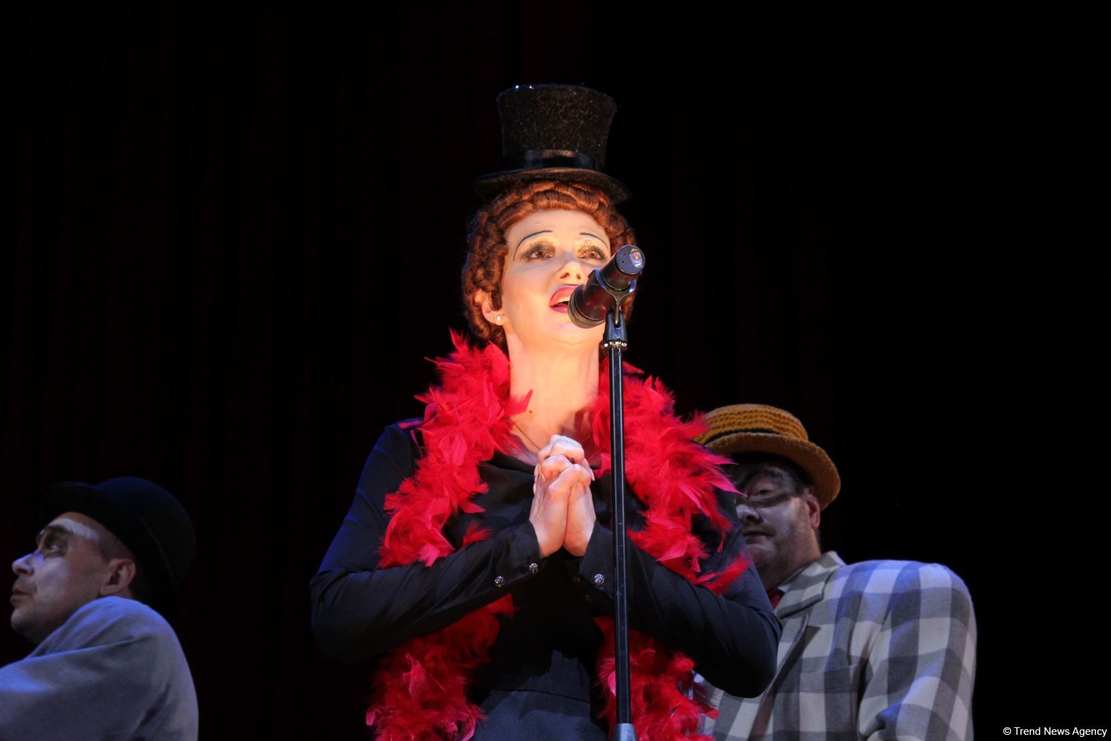 Фурор Натальи Овчинниковой на бакинской сцене в образе Эдит Пиаф – последние годы жизни великой актрисы (ФОТО)
