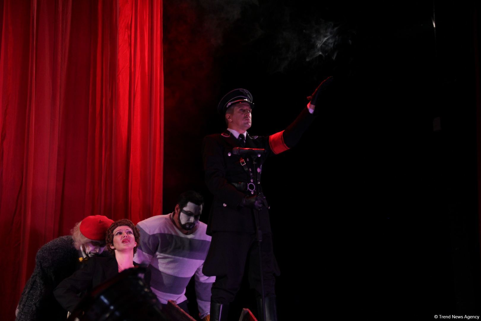 Фурор Натальи Овчинниковой на бакинской сцене в образе Эдит Пиаф – последние годы жизни великой актрисы (ФОТО)