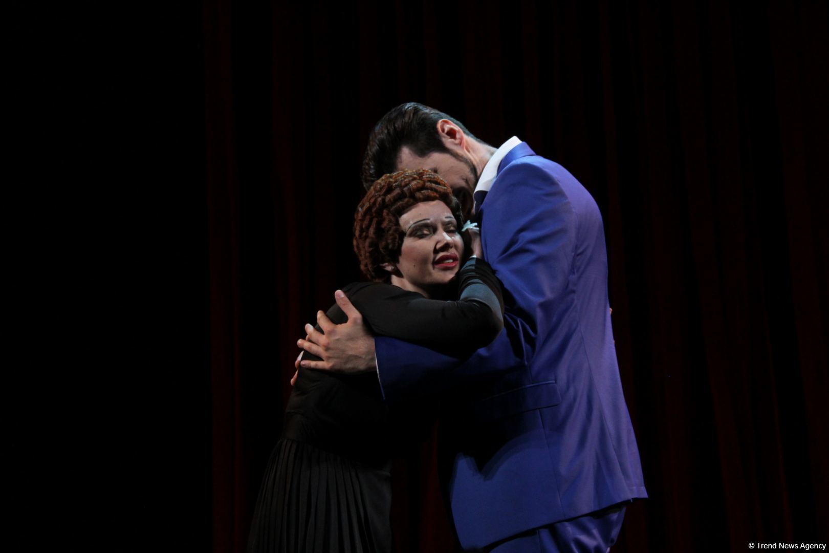 Фурор Натальи Овчинниковой на бакинской сцене в образе Эдит Пиаф – последние годы жизни великой актрисы (ФОТО)