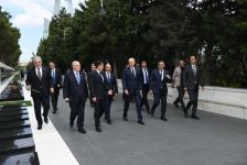 Нуман Куртулмуш посетил Аллею почетного захоронения, Аллею шехидов и памятник турецким воинам в Азербайджане (ФОТО)