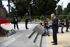 Нуман Куртулмуш посетил Аллею почетного захоронения, Аллею шехидов и памятник турецким воинам в Азербайджане (ФОТО)