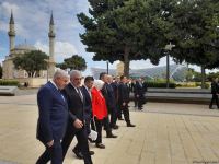 Нуман Куртулмуш посетил Аллею почетного захоронения, Аллею шехидов и памятник турецким воинам в Азербайджане (ФОТО)