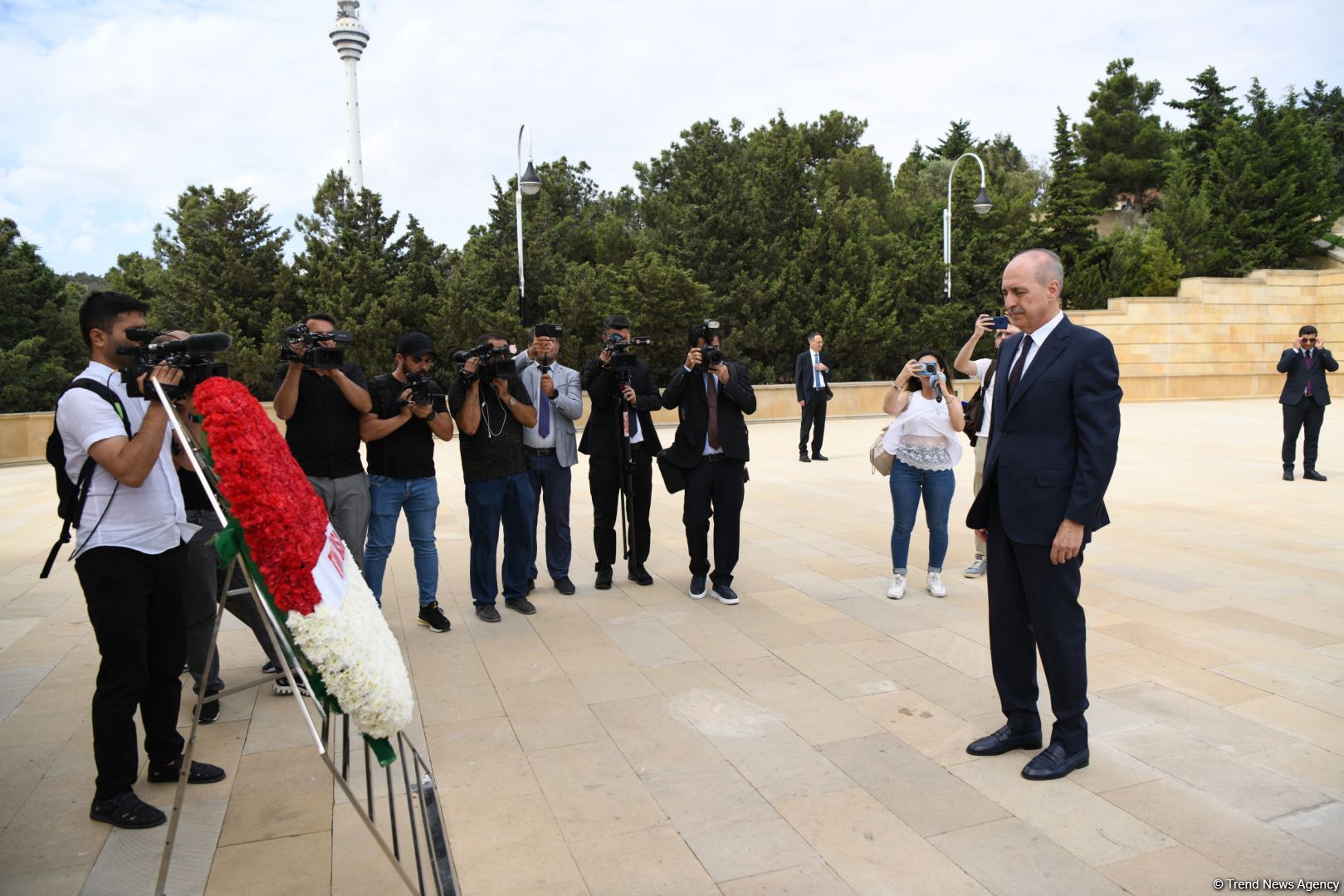 Нуман Куртулмуш посетил Аллею почетного захоронения, Аллею шехидов и памятник турецким воинам в Азербайджане (ФОТО)