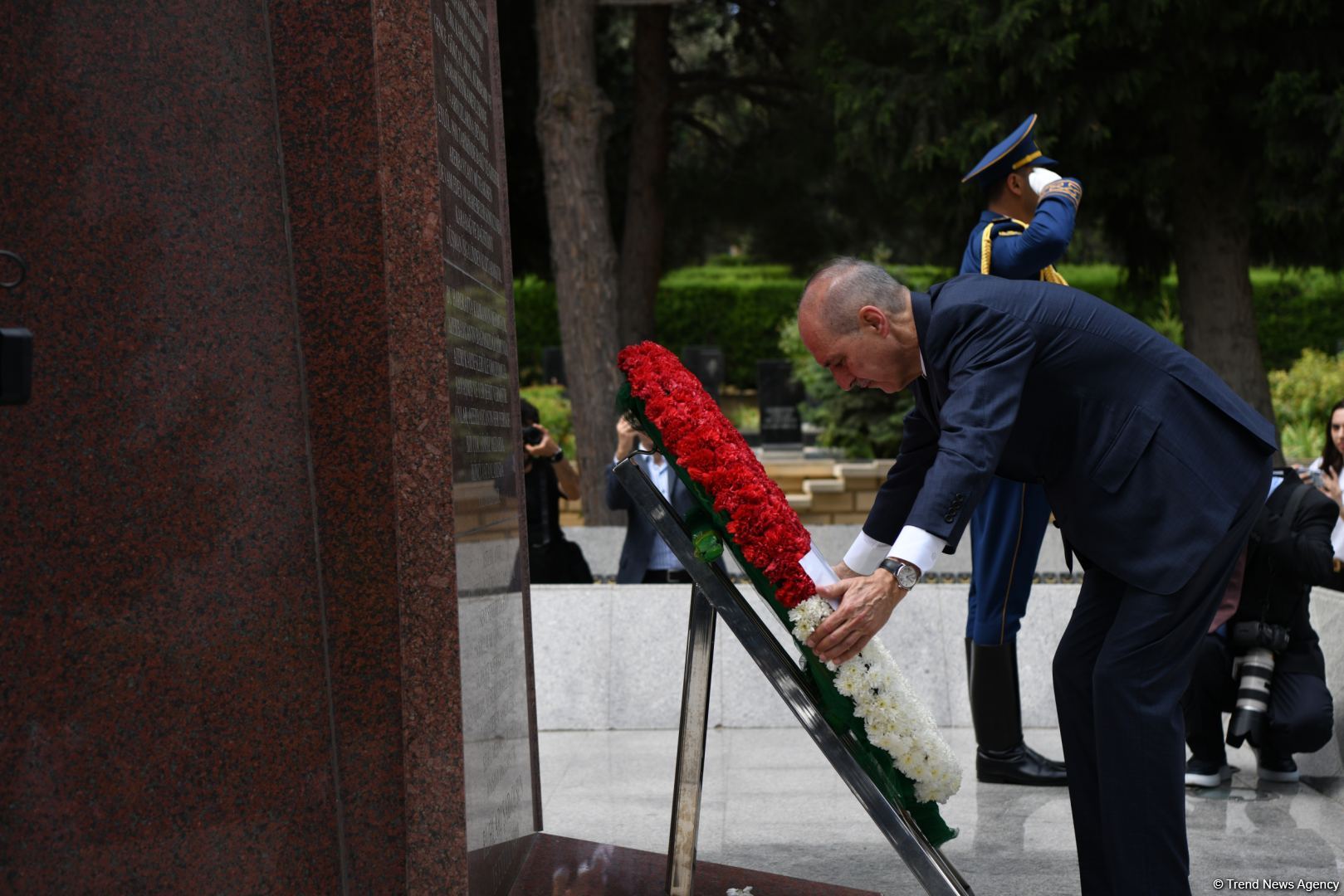 Нуман Куртулмуш посетил Аллею почетного захоронения, Аллею шехидов и памятник турецким воинам в Азербайджане (ФОТО)