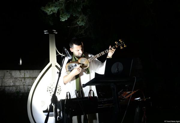 В рамках Дней поэзии Вагифа в Шуше представлен "Час электронного мугама" и открытый микрофон поэтов и чтецов (ФОТО)