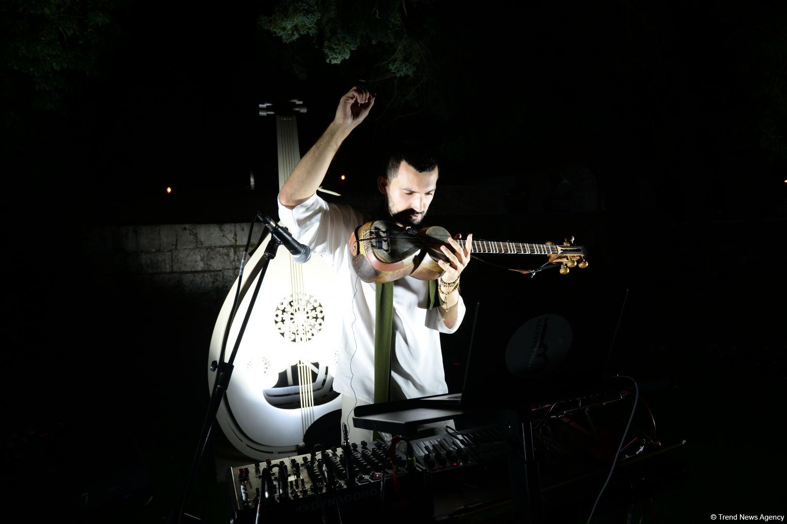 В рамках Дней поэзии Вагифа в Шуше представлен "Час электронного мугама" и открытый микрофон поэтов и чтецов (ФОТО)